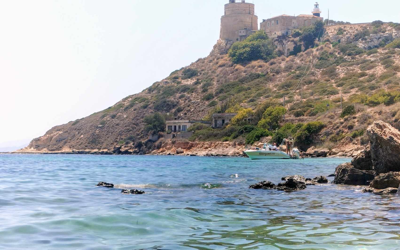 Cagliari, allarme e paura a Calamosca: “Gommoni carichi di turisti troppo vicini a bagnanti e scogliera”