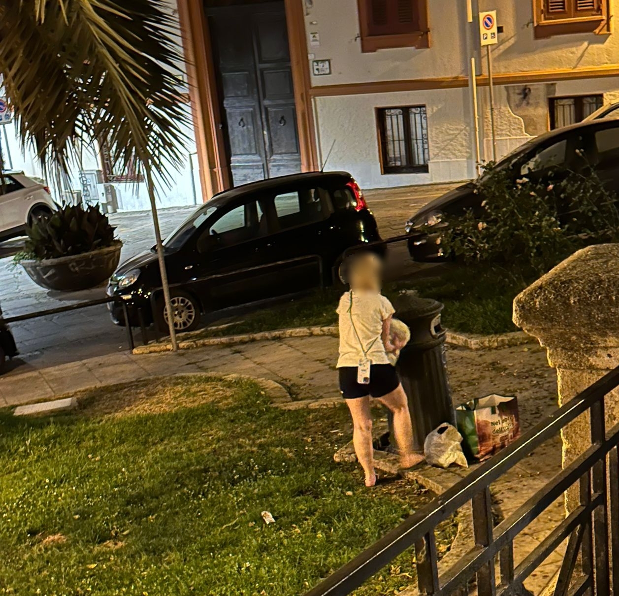 Cagliari, tra gli incivili dei rifiuti anche turisti: “Abitano nei b&b e strutture ricettive del centro storico”