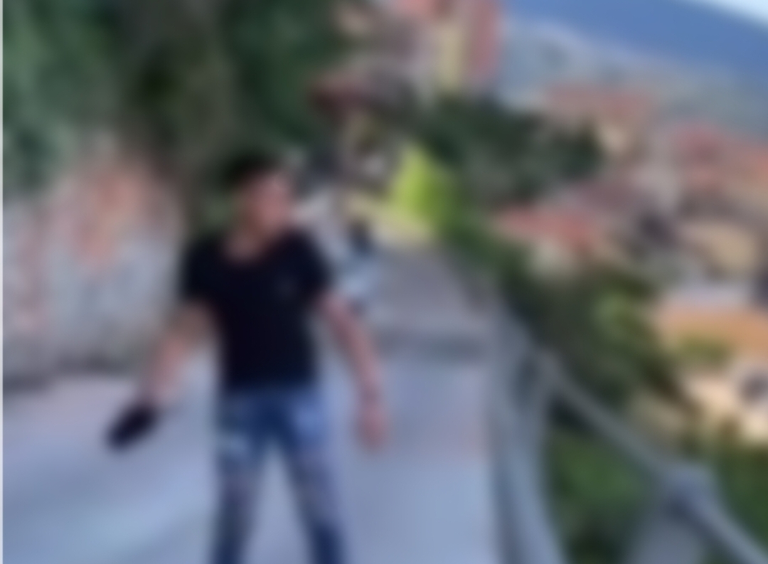 Follia a Lanusei, ragazzino incitato dagli amici lancia un gattino da un ponte