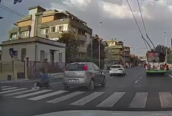 Cagliari, ragazza travolta da un’auto sulle strisce in viale Marconi: ferita e portata all’ospedale