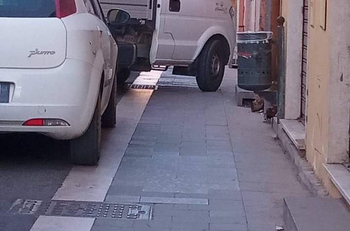 Serramanna, passaggio pedonale ostruito dalle macchine in sosta