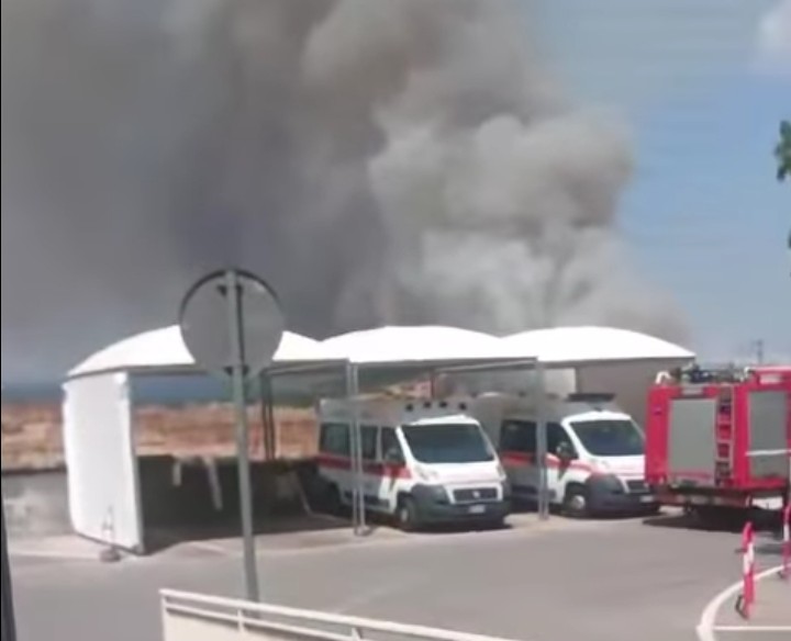 Isili, le fiamme minacciano l’ospedale: pomeriggio di paura