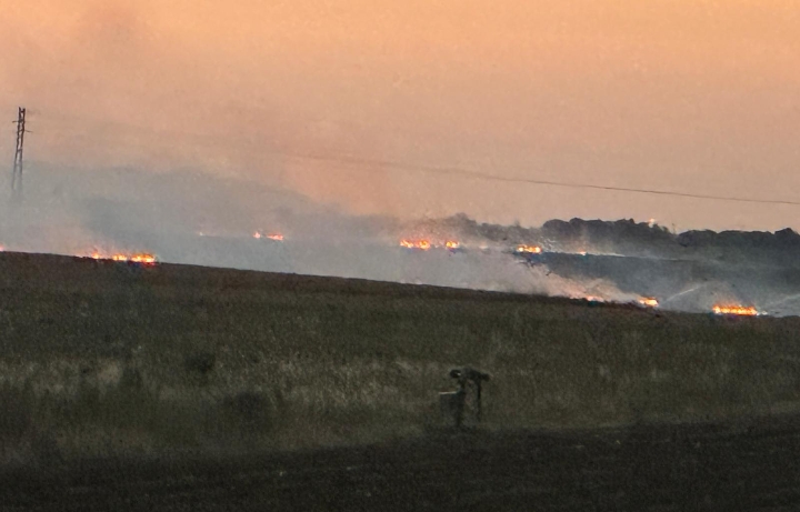 Incendio tra Samassi e Serrenti, tanto fumo e paura: il fuoco corre sugli argini del canale