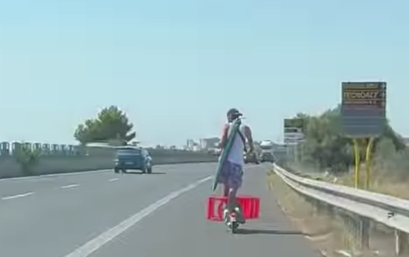 Sulla 131 fra Sestu e Elmas sul monopattino con ombrellone e sedia del mare