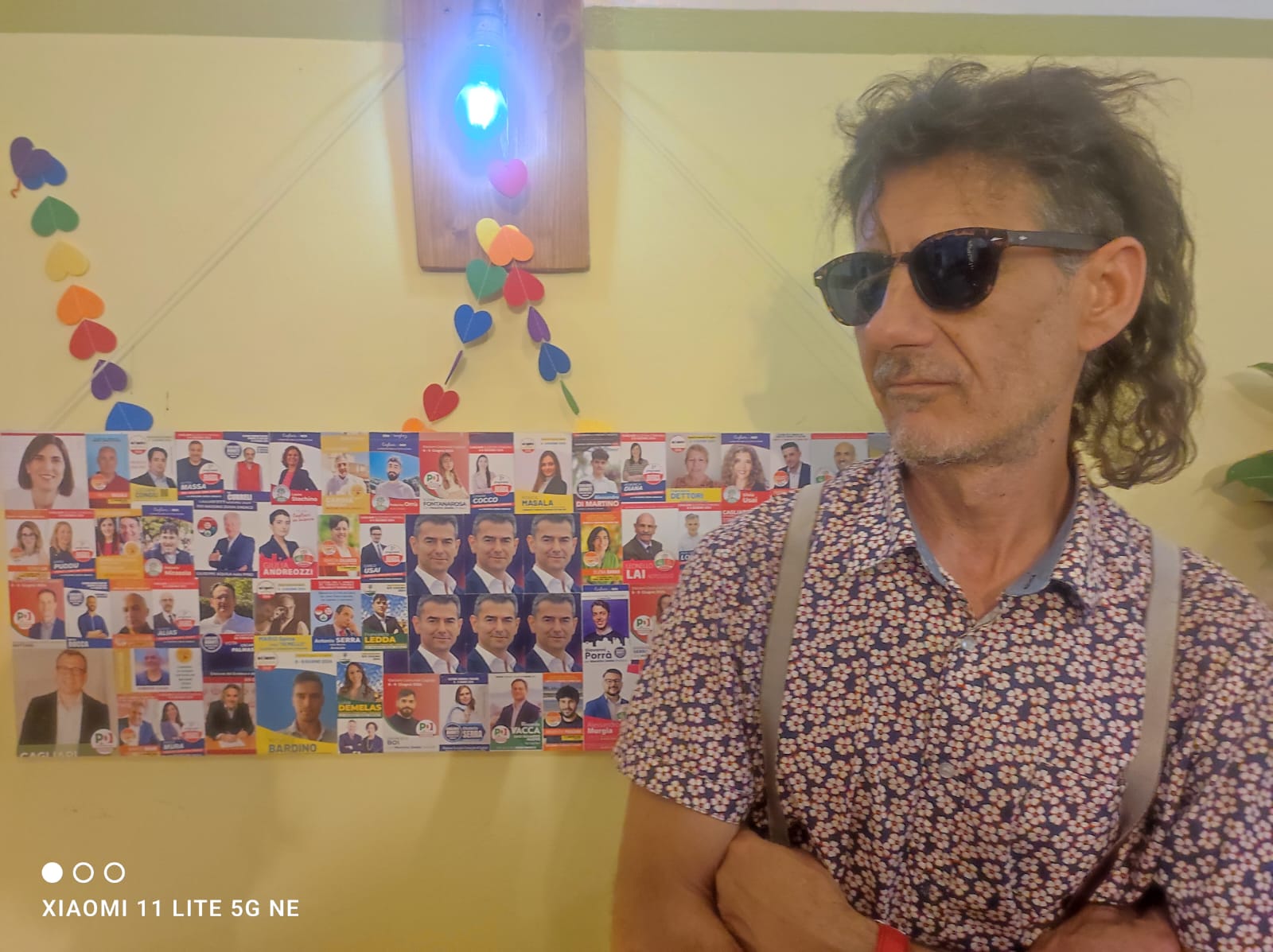 I santini elettorali diventano arte: a Cagliari l’esposizione di Davide Falchi