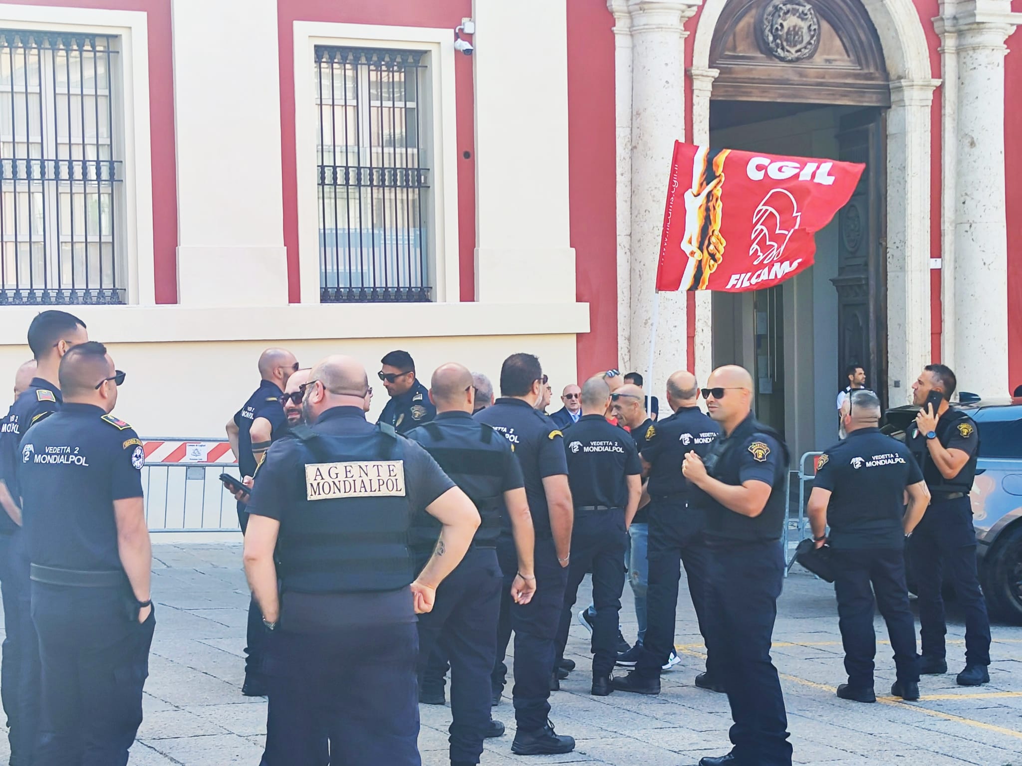 Cagliari, la protesta dei vigilantes dopo l’assalto armato alla Mondialpol: “Non abbiamo mezzi per contrastare i banditi”