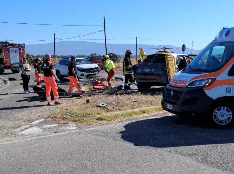 Tragico scontro fra due auto a Guspini: muore una donna, tre feriti