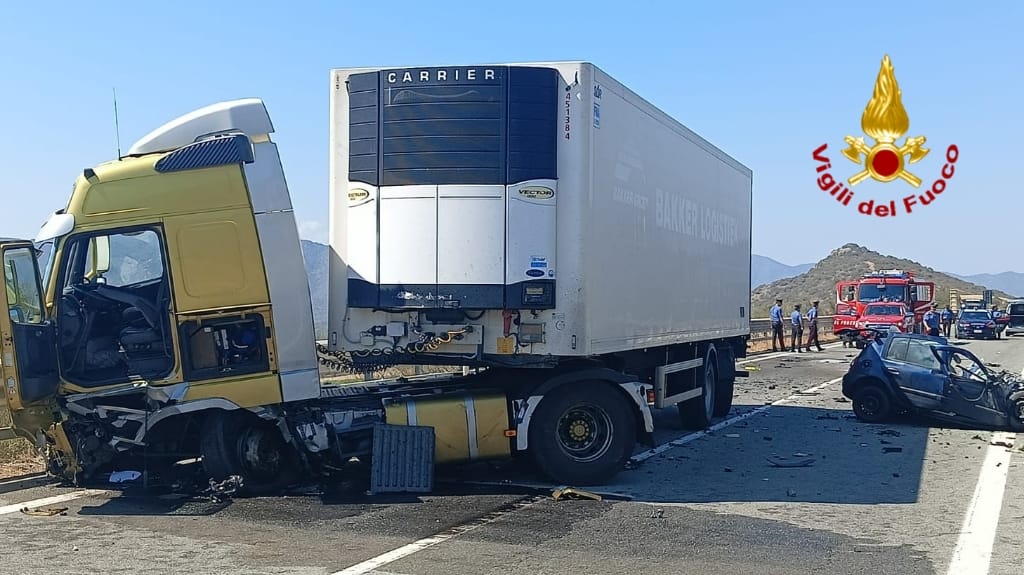 Tragedia a Castiadas, auto contro camion sulla 125: morto un 25enne di Cagliari