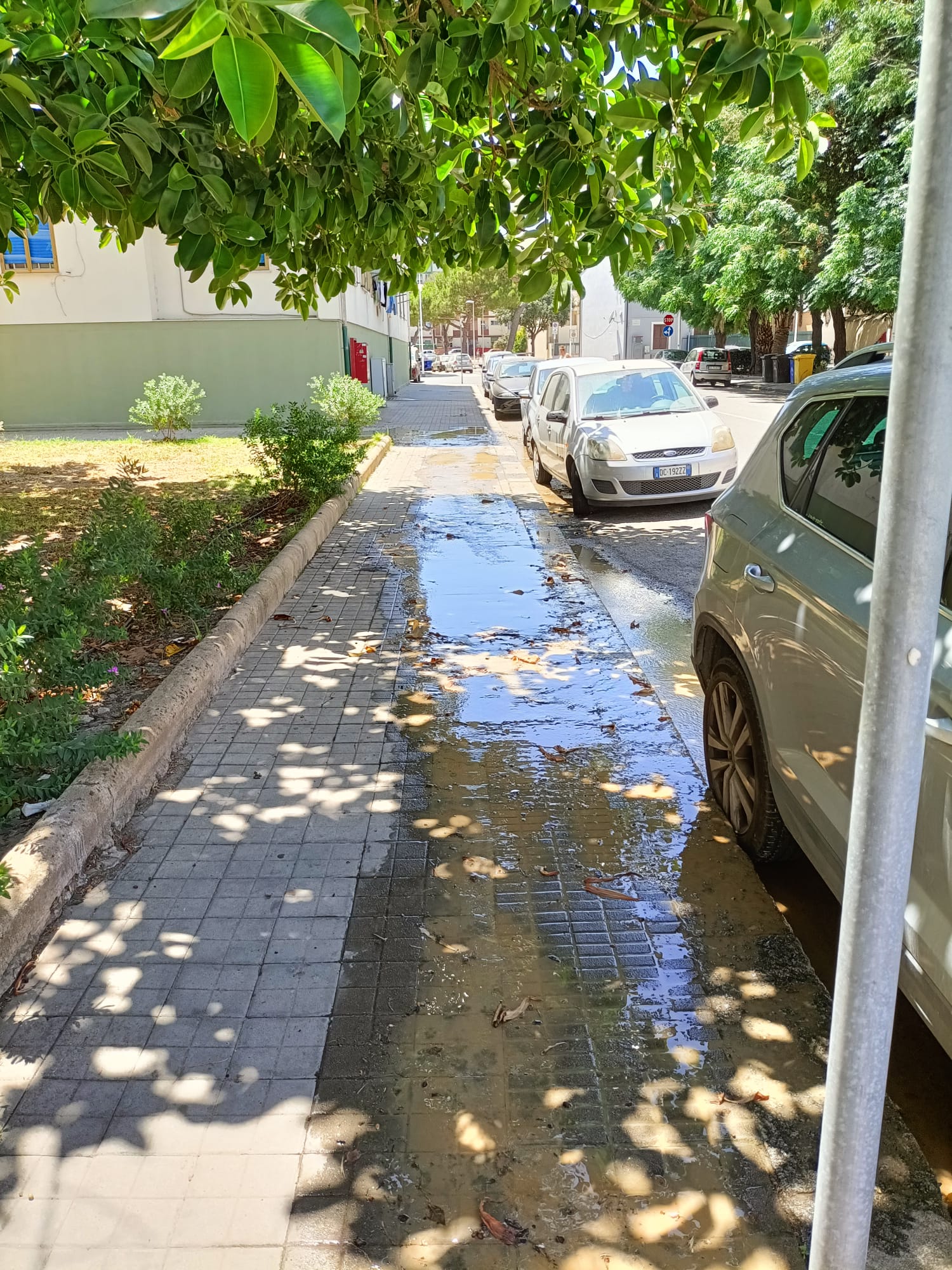 Cagliari, maxiperdita da 4 giorni in via Del Seminario: migliaia di litri d’acqua buttati, Abbanoa non interviene