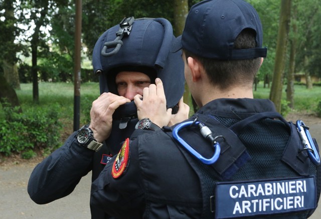 Esplode un petardo fra i rifiuti, ferito un operatore ecologico di Guspini