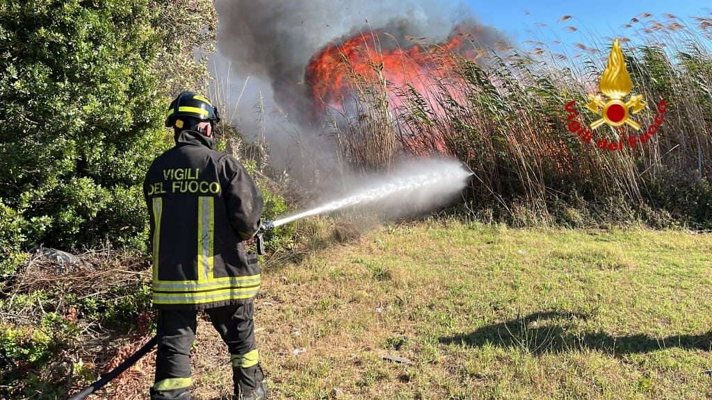 Paura a Quartu, maxi rogo nell’oasi di Molentargius: evacuate le abitazioni di via Turati e via Mascagni