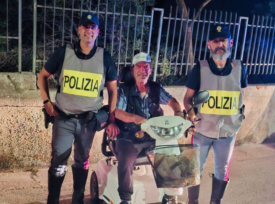 Disabile 80enne in difficoltà sulla Carlo Felice salvato dalla polizia stradale: “Grazie, siete stati i miei angeli”