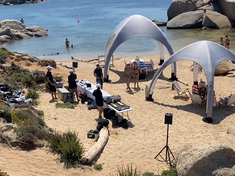 Lo yacht di un milionario occupa la spiaggia protetta di Talmone, barbecue e party bloccati dalla guardia costiera