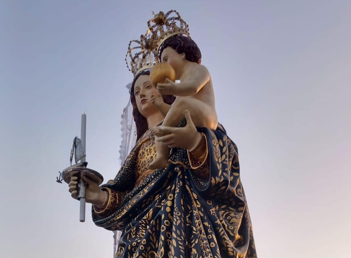 Cagliari, dieci gruppi folk nel magico pellegrinaggio sul mare per la Madonna di Bonaria: la corona vola dal drone