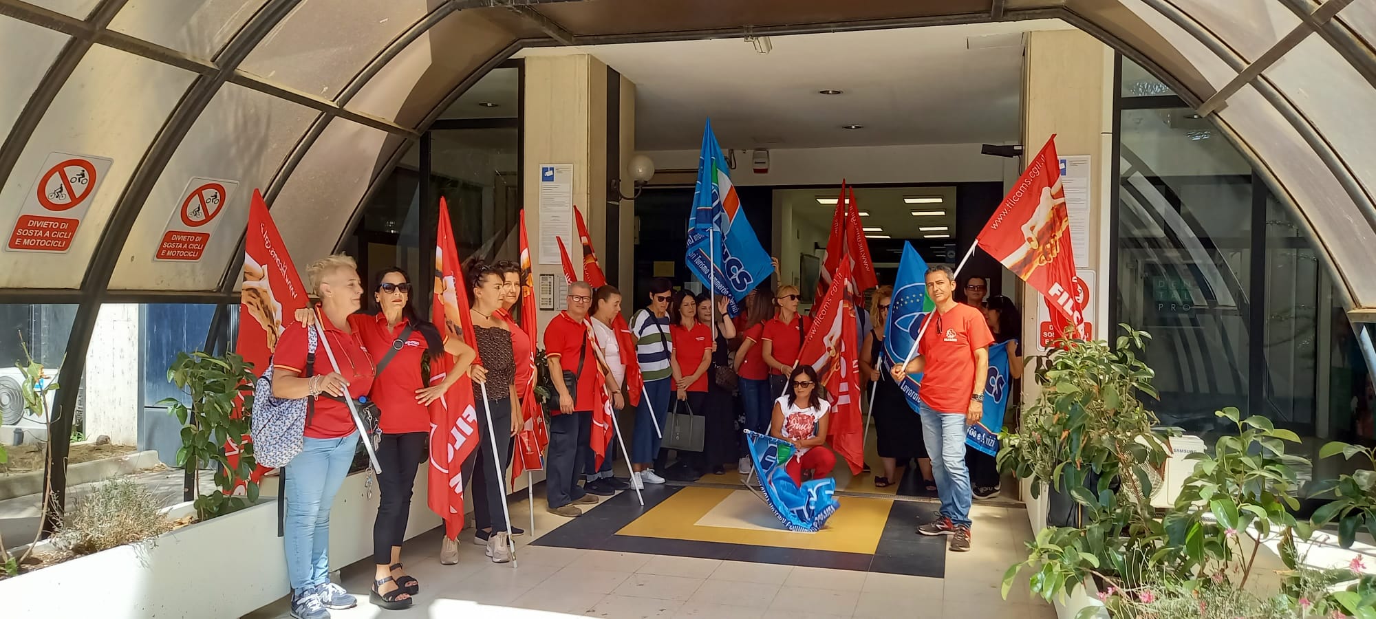 Cagliari, il dramma dei 74 lavoratori licenziati da Conad: “Non sappiamo che ne sarà di noi”