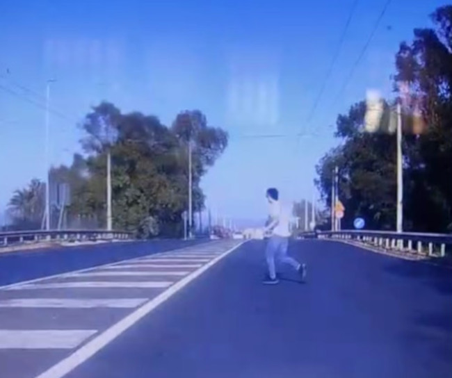 Paura in viale Marconi, un ragazzo attraversa a piedi tra le corsie: “Ho rischiato di investirlo”