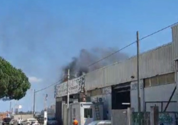 Condizionatore in fiamme, paura in una rivendita di auto vicino alla 131 a Cagliari