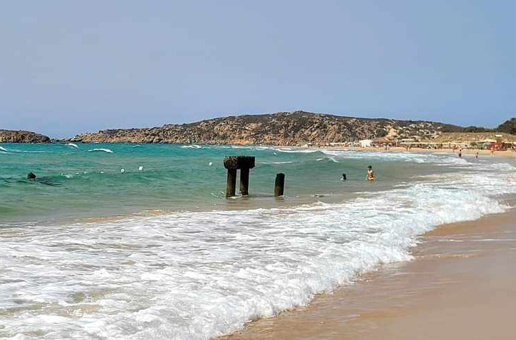 Si tuffa in mare a Chia e ha un malore, turista 43enne muore davanti a moglie e figli