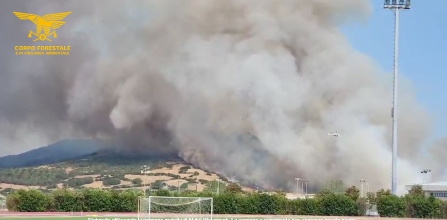 La Sardegna assediata dal fuoco e dai piromani: due forestali si sentono male durante i soccorsi