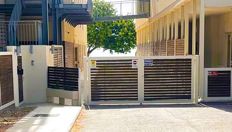 Ultimatum del Comune di Muravera all’hotel: “Accesso al mare bloccato, togliete quel cancello entro 2 giorni”