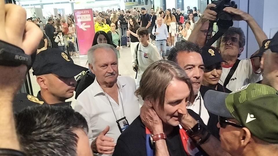 Cagliari, il grande abbraccio dei tifosi a Davide Nicola: festa rossoblù in aeroporto per il nuovo mister