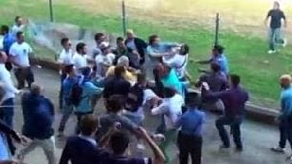 Maxi rissa a Oristano, picchia un avversario e tenta di aggredire un tifoso: daspo per un dirigente