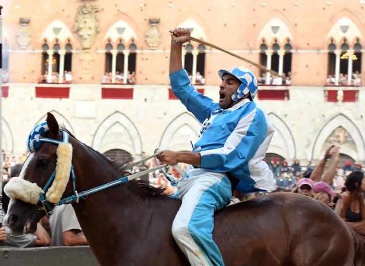Il Palio di Siena in mano alla Sardegna, Carlo Sanna fa felice la contrada dell’Onda: secondo l’eterno “Tittia”, terzo Murtas
