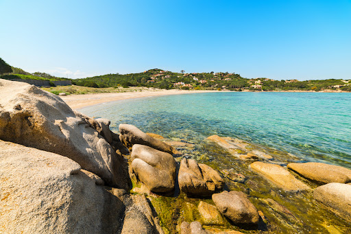 Si tuffa con la maschera, 18enne veneto si sente male e muore: ennesima tragedia nei mari sardi