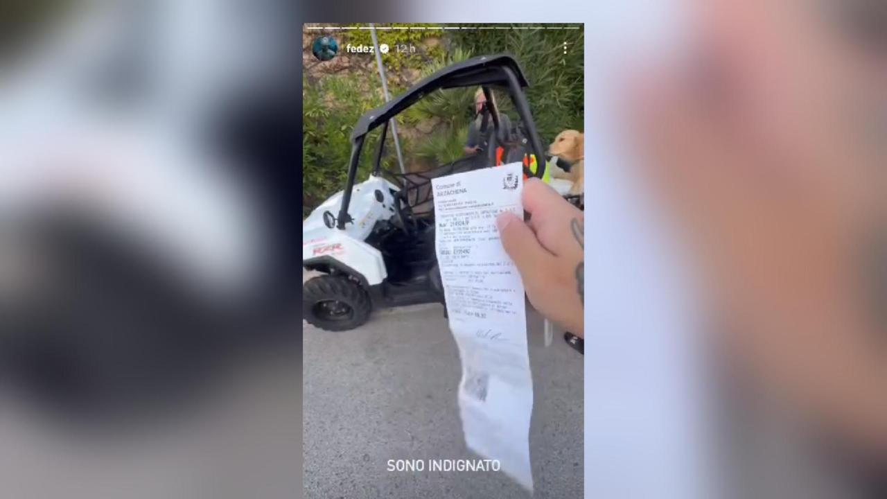 Sosta selvaggia, Fedez multato in Costa Smeralda: “Posso indignarmi? Era un parcheggio perfetto”