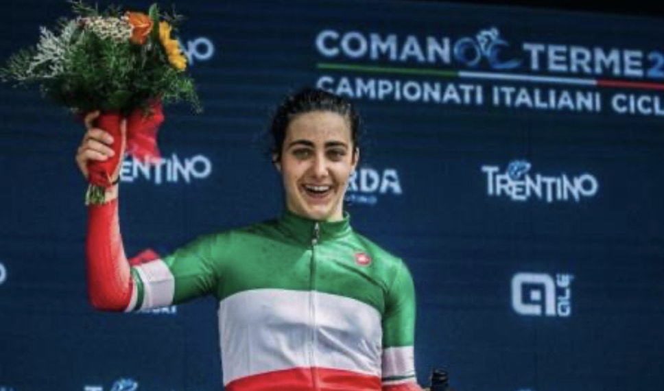 La ciclista 19 enne Alice Toniolli cade in gara e batte la testa: è in gravi condizioni 