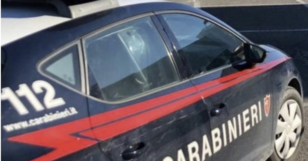 Urla alla moglie “Mi hai rovinato la vita” e la uccide in piazza, poi si toglie la vita 