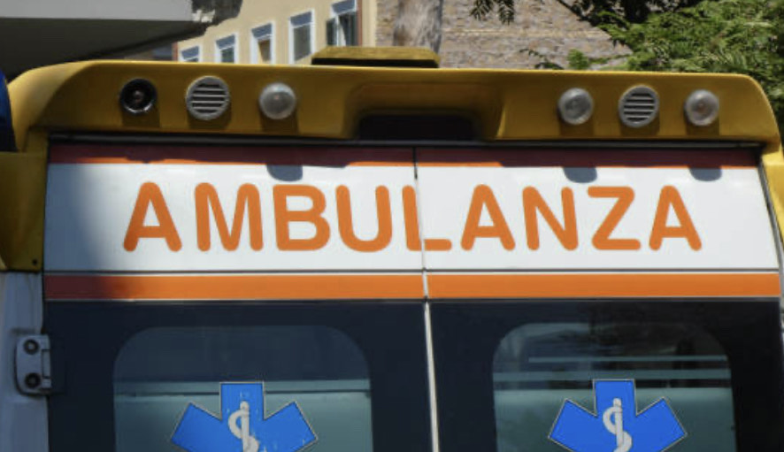 Si fa trascinare in una vasca da bagno attaccata ad una jeep, 20enne finisce contro una casa: è in gravi condizioni