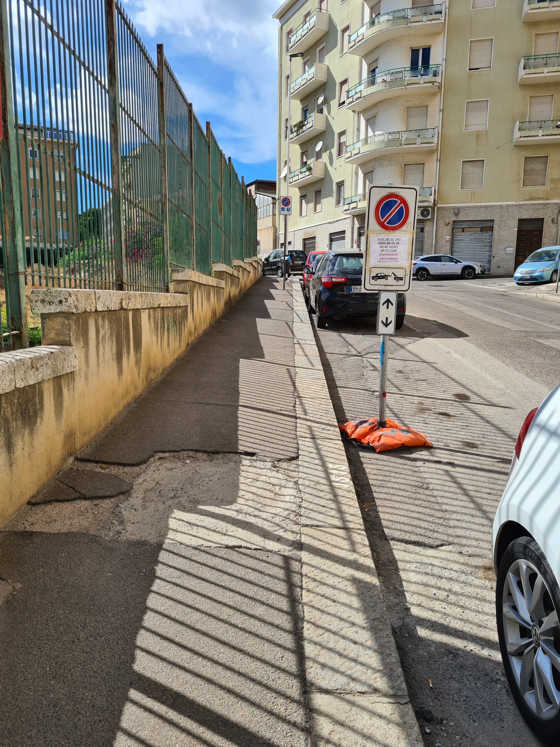 Rifanno la segnaletica in Via Tigellio ma lasciano i marciapiedi pieni di buche: i paradossi cagliaritani