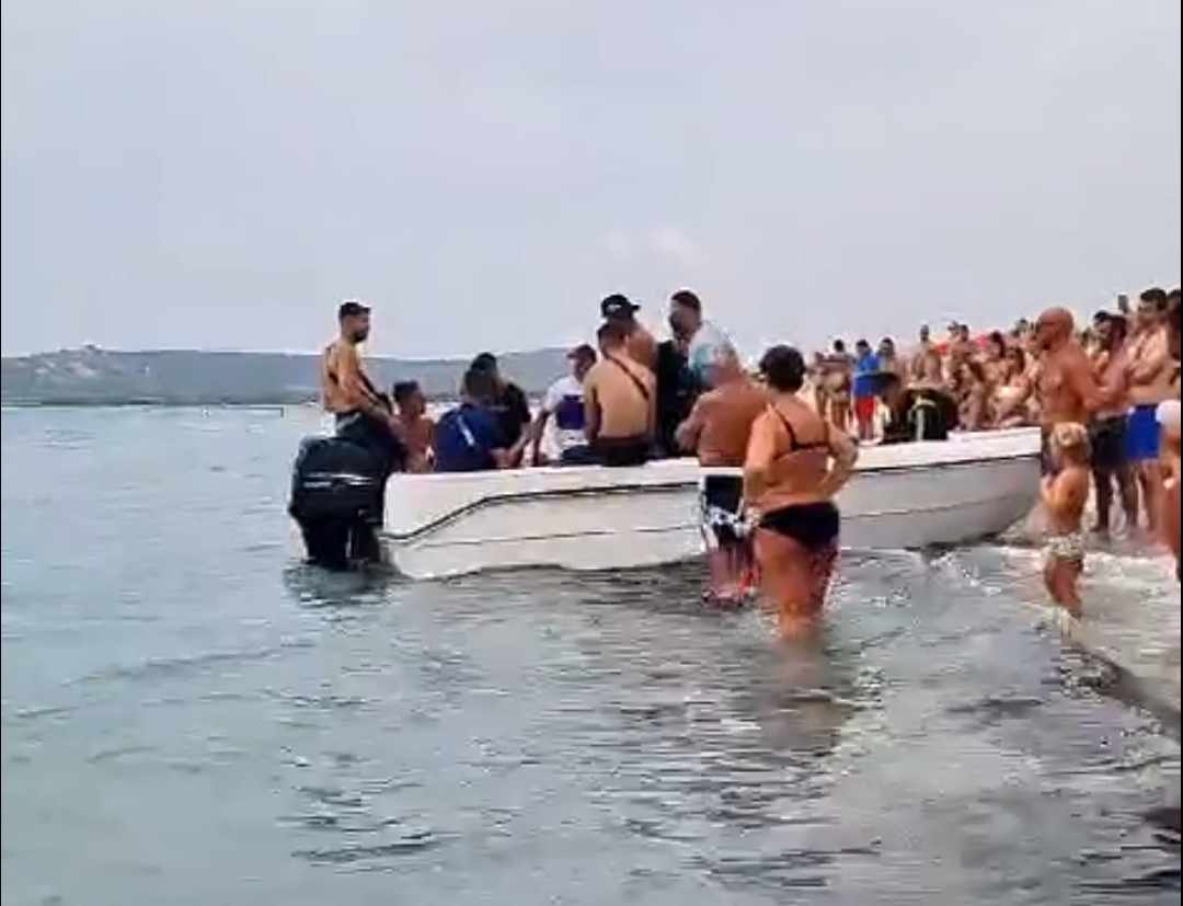 Porto Pino, nel mare pieno di bagnanti arrivano due barchini con i migranti