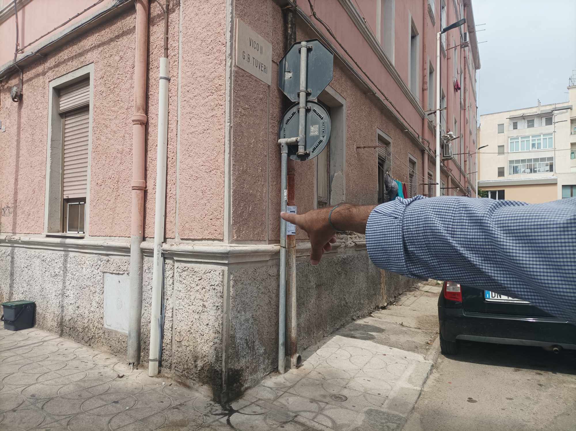 Cagliari, sos dalle palazzine popolari di via Tuveri: “Cornicioni rotti e perdite d’acqua anche se paghiamo l’affitto”