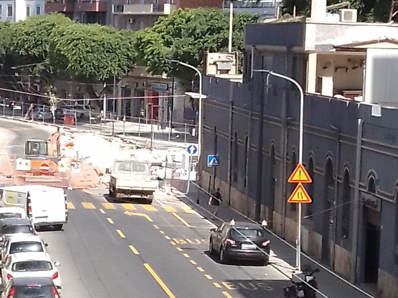 Cagliari, viale Trieste riapre alle auto ma il cantiere va avanti: lunghe file nella via Roma chiusa