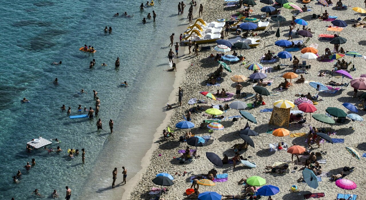 Sardegna carissima per i turisti, per una settimana “parte” uno stipendio: “Incremento dei prezzi fisiologico tra fine luglio e 20 agosto”