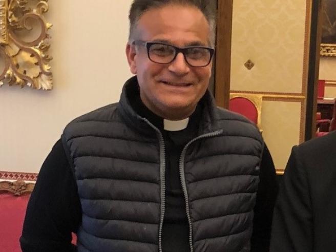 Violenze e abusi su un ragazzino in cambio di regali, arrestato un prete originario di Cagliari