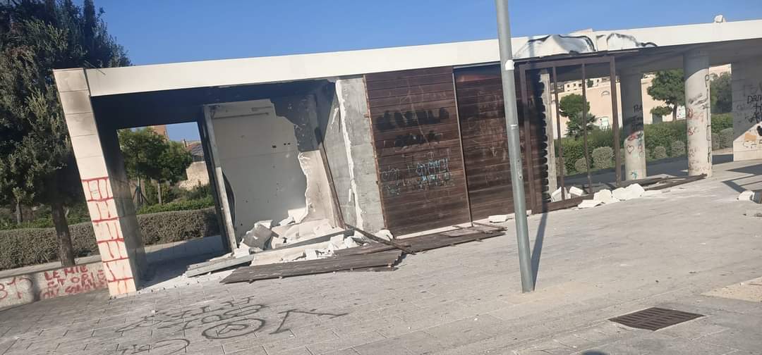 Cagliari, il parco degli Anelli regno dei vandali: gazebo distrutti e tappeti di rifiuti