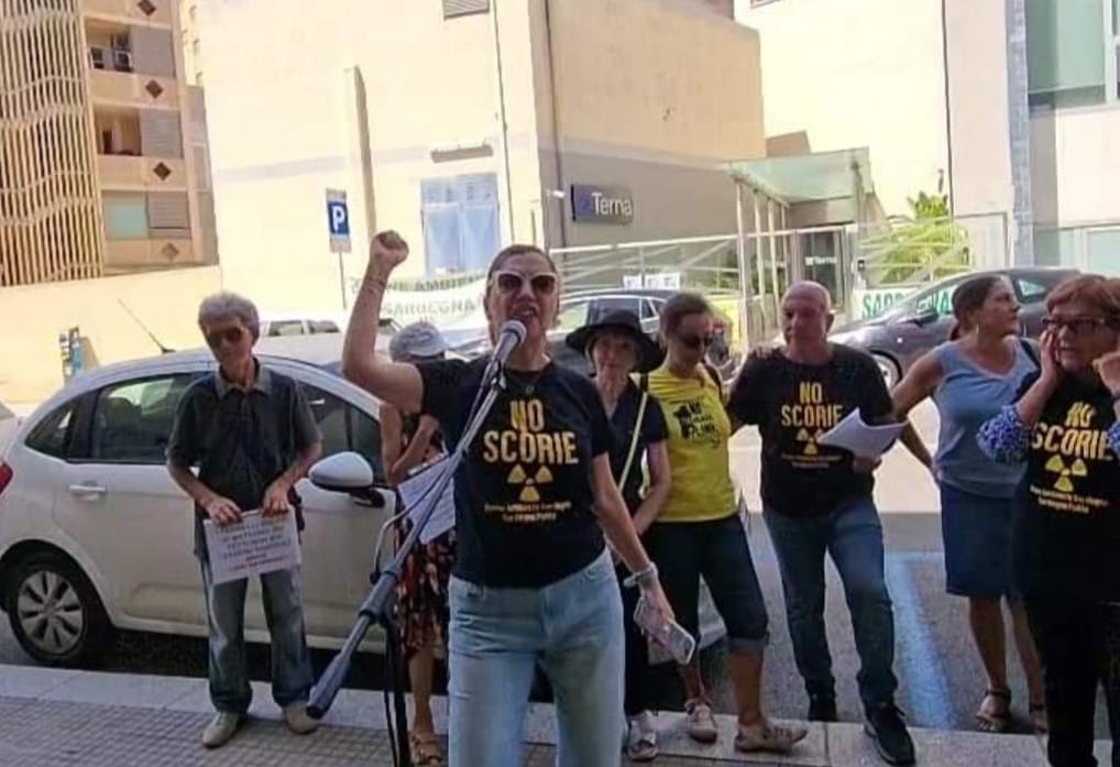 Cagliari, l’urlo davanti alla sede di Terna: “Il Tyrrhenian Link è una follia”