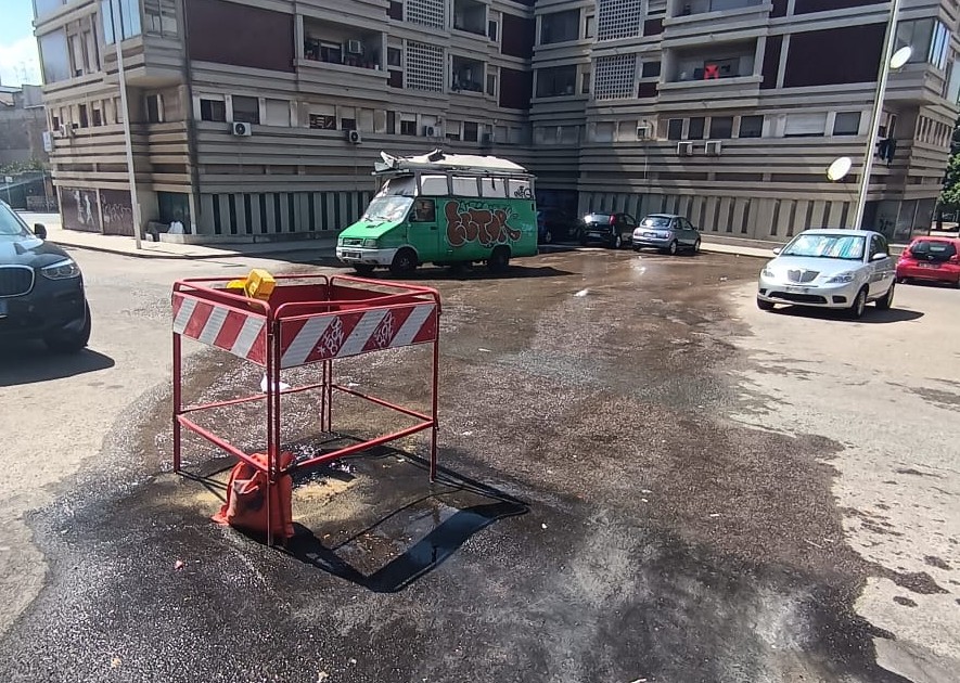 Cagliari, ci risiamo: maxi perdita di acqua in via Is Maglias, protestano i residenti