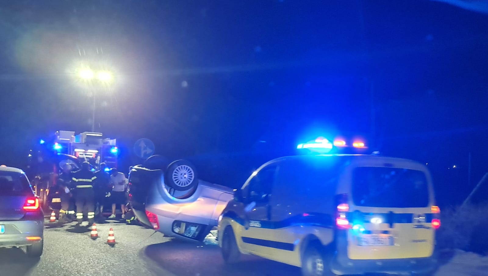 Si ribalta con l’auto sulla 554 all’incrocio per Settimo San Pietro, solo tanta paura: automobilista illeso