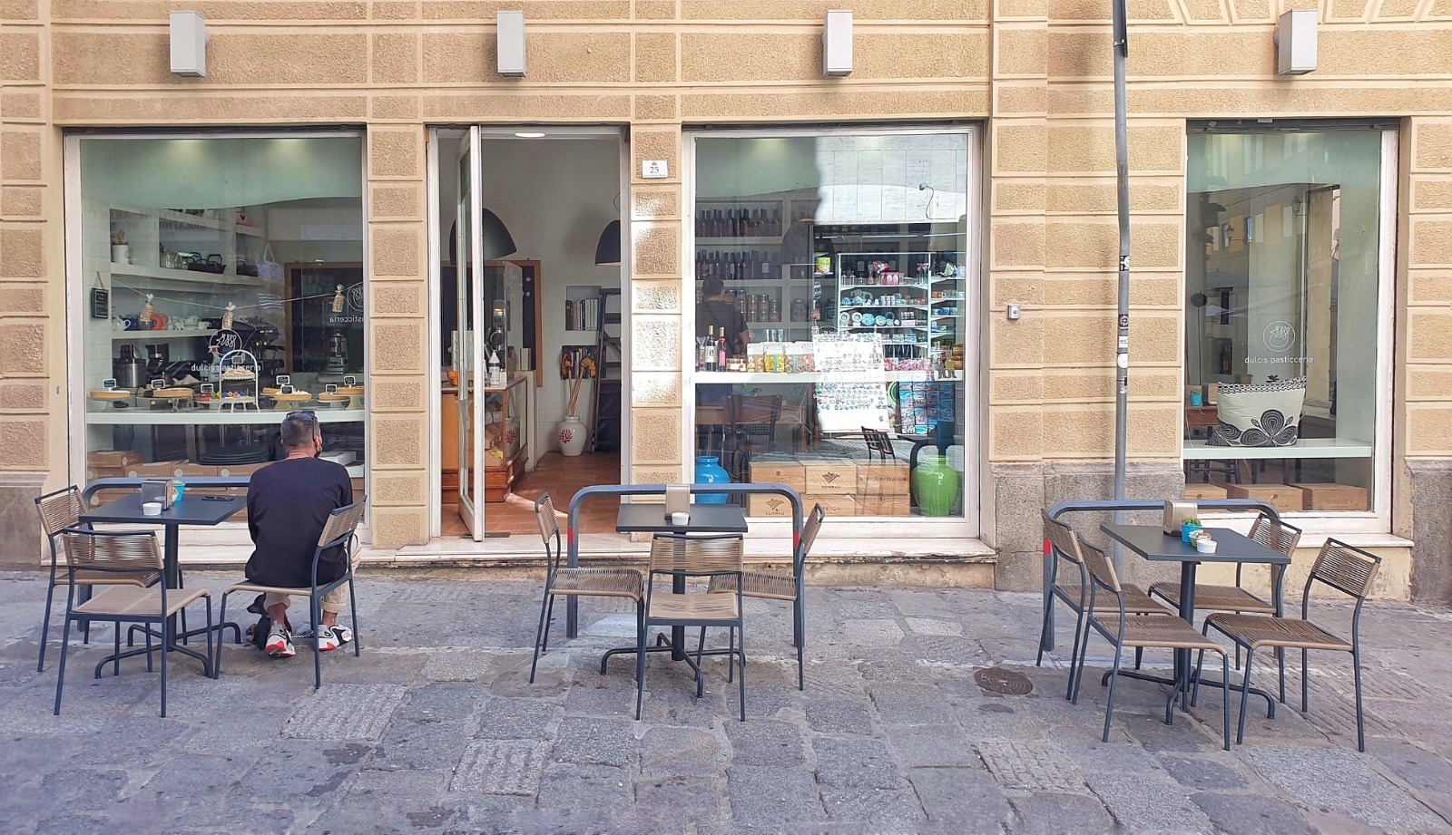 Cagliari, musica fuori dal locale: niente colazioni all’aperto per un mese nella “Pasticceria Dulcis”