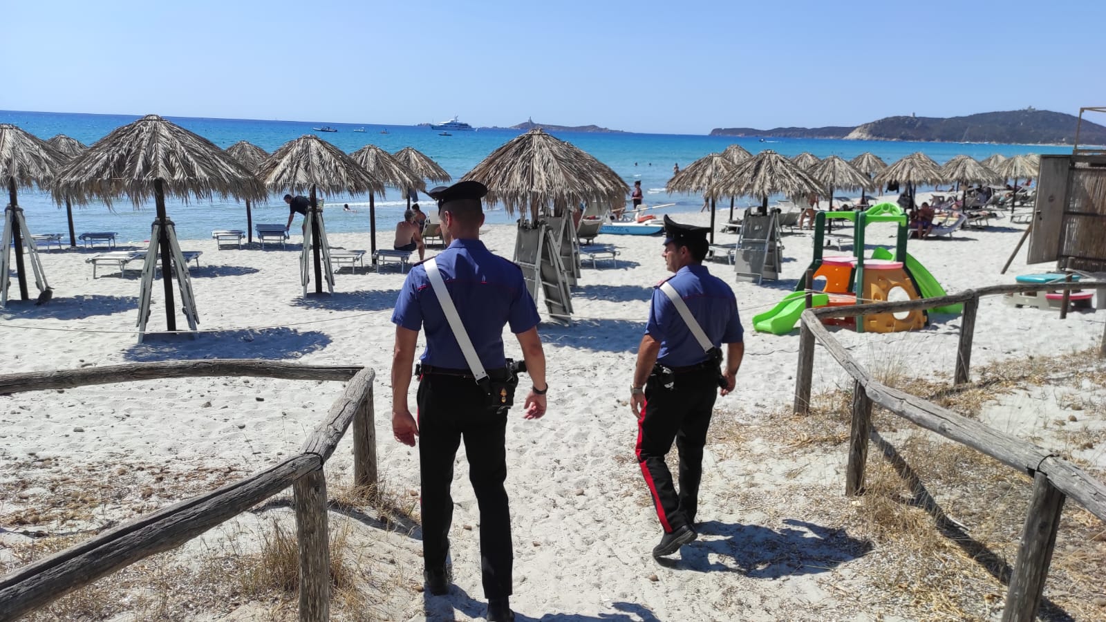 Discoteche irregolari in spiaggia a Carloforte, denunciate due persone