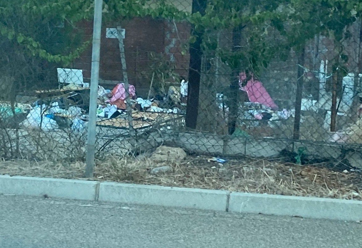 Decimomannu, una discarica a cielo aperto nell’ex dopolavoro ferroviario