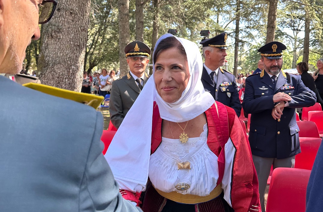 Nuoro, la governatrice Todde alla messa del Redentore con l’abito tradizionale