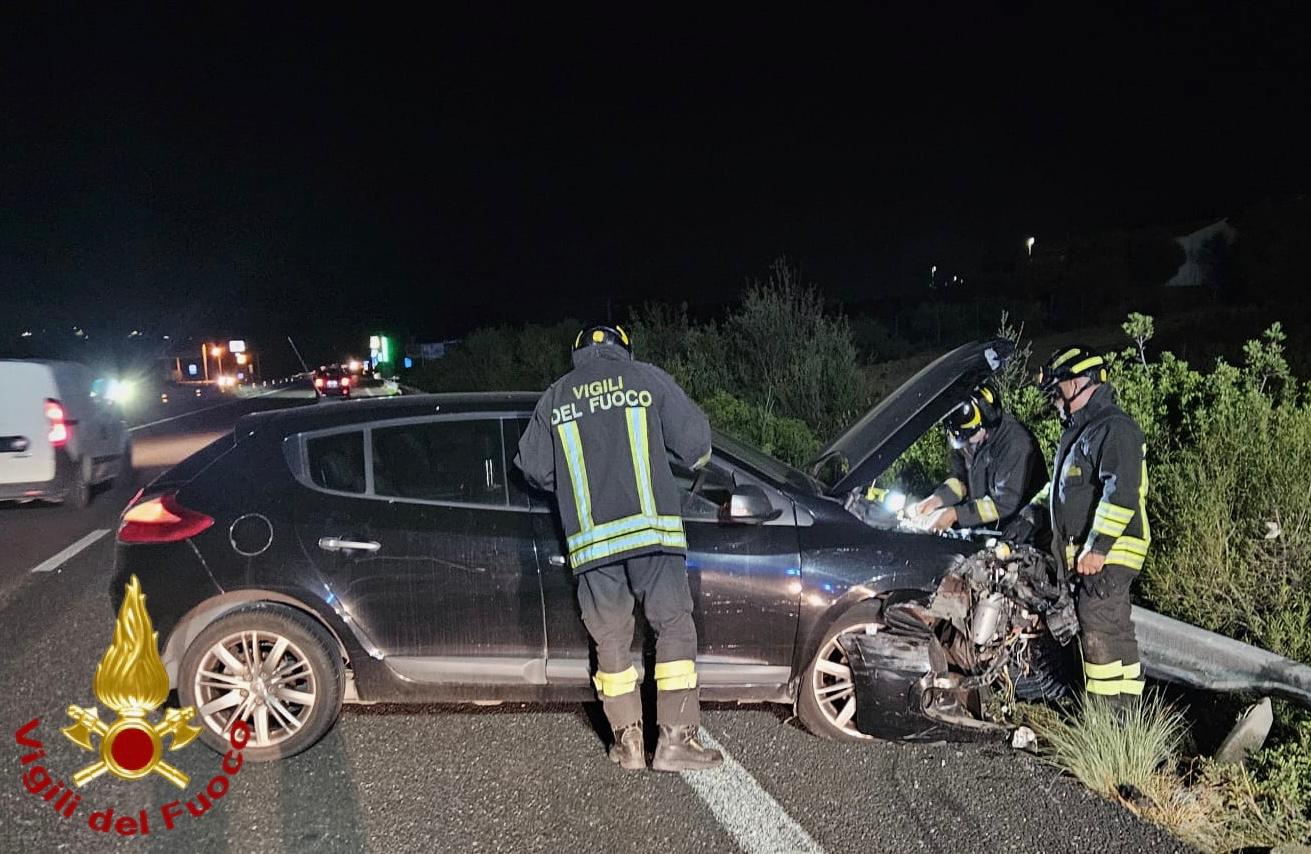 Si schianta contro spartitraffico e guardrail sulla 131 Dcn, ragazza tra le lamiere salvata da due giovani