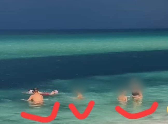 Stintino, tuffi mentre arriva il temporale: il video fa il giro del web