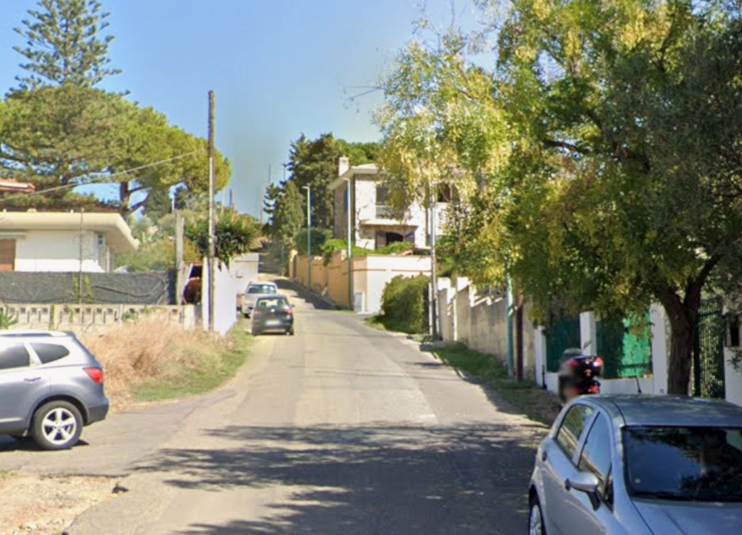 Entra in una villetta, scappa e si scaglia contro i poliziotti: marocchino arrestato a Quartu