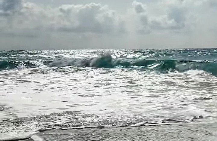 Bagnanti incauti a Portixeddu, tuffi nonostante il mare mosso e la bandiera rossa